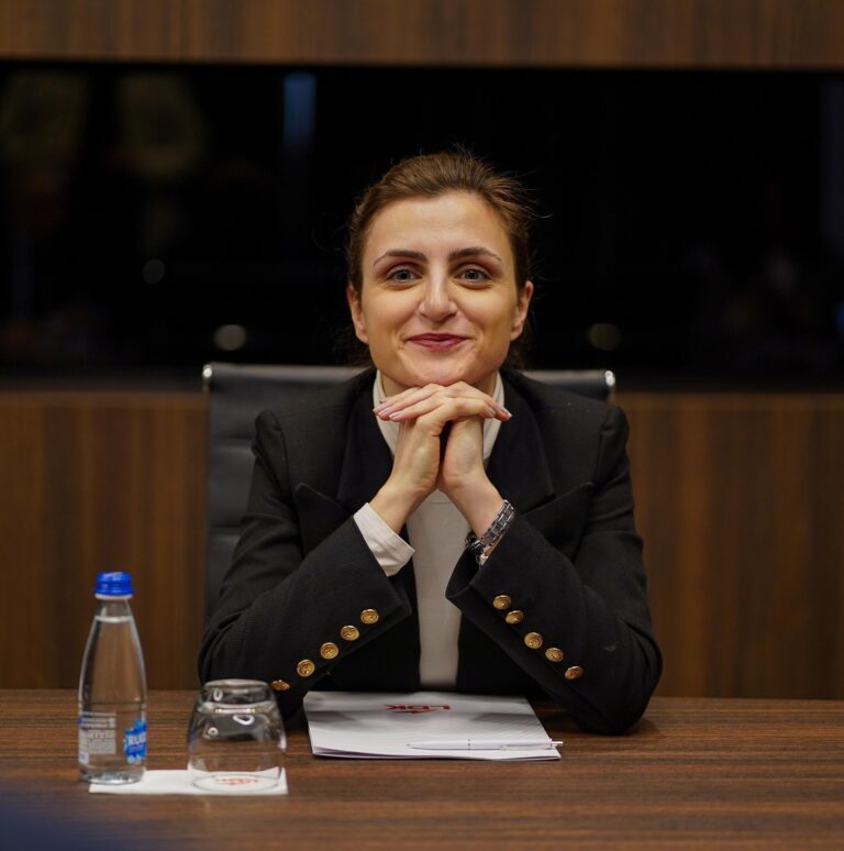 “Shteti ‘Made in Embassy’: rrëshqitja në autodelegjitimim sistemik, diskursi i Janina Ymerit quhet internalizim i inferioritetit