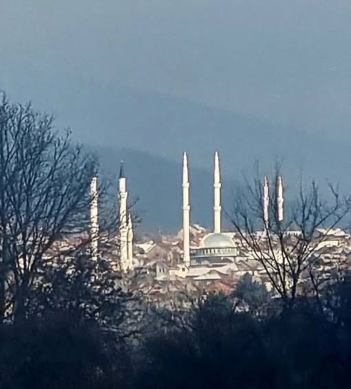 Kaos Akustik mbi Çati: Pse Thirrja e Sinkronizuar keq e Ezanit Streson Psikën