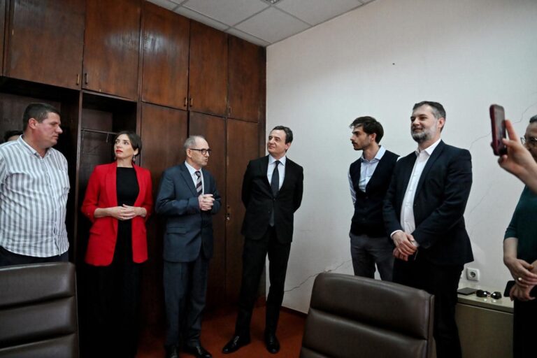 Ukgjini për vizitën e Kryemnistrit Kurti në Institutin Albanologjik të Prishtinës, dhe eksponatet e mbledhura më shumë mundime prej meje dikur