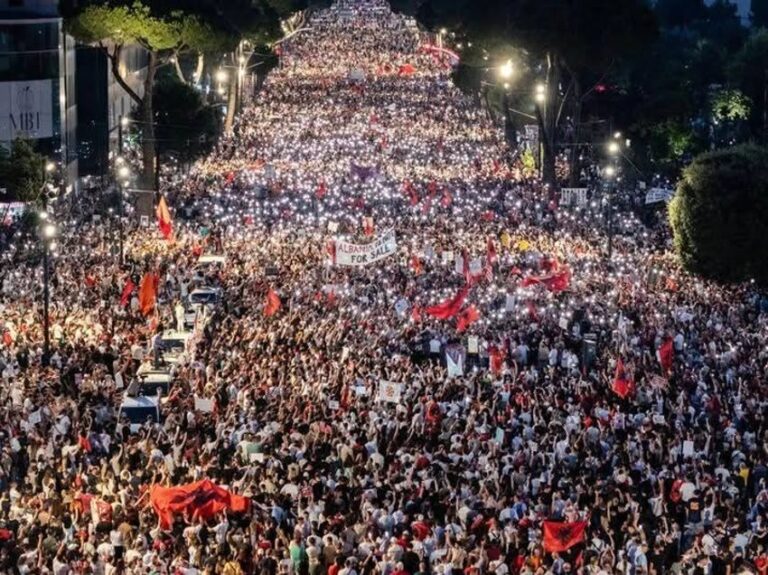 Simboli i UÇK-së nuk e ka vendin në protestën e Tiranës