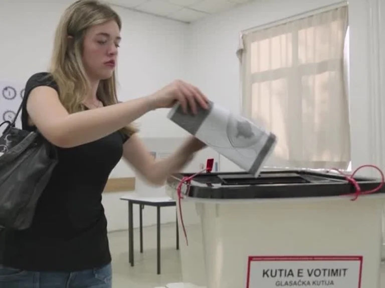 Reflektim se si politikanët kanë arritur që mbështetësit e tyre të brengosen më shumë për partitë se sa për Atdheun