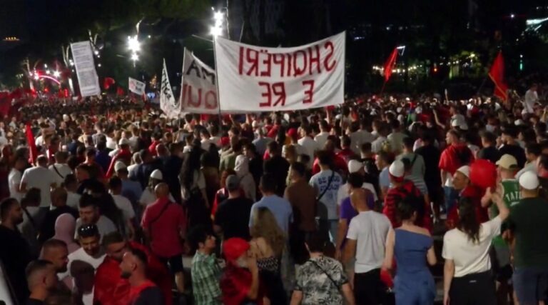 Protestat në Shqipëri: Solidaritet apo ndërhyrje politike?