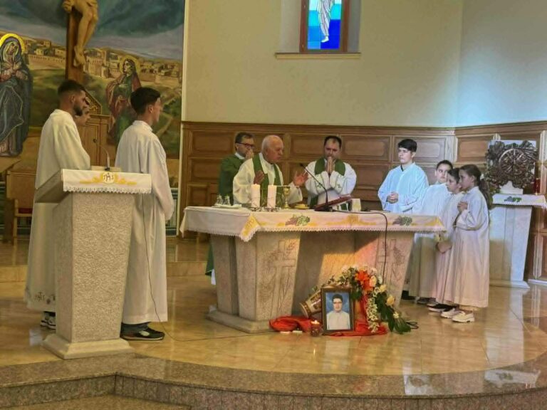 Në Kishën Katolike në Klinë u mbajt takim përkujtimor kushtuar meshtarit dhe atdhetarit Dom Kelmend Spaqi
