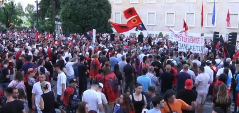 Në Tiranë, mosbindja qytetare është metastaza që e mban gjallë protestën!