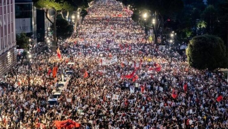 Pa udhëheqje dhe program, protestat nuk e tronditin pushtetin e Edi Ramës