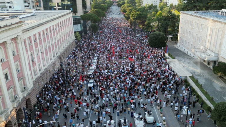 Tirana në marshim: “të munduarit” kundër perandorisë së Edi Ramës