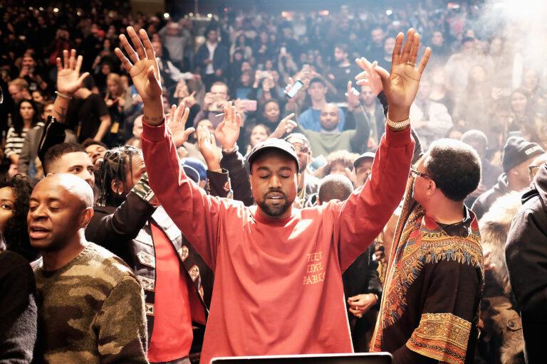 Përse Kanye West fitoi ndaj protestës së Tiranës
