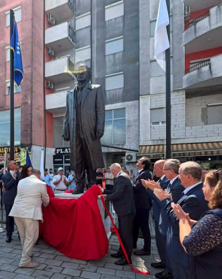 Klina nderoi Dr. Ibrahim Rugovën me shtatoren e sponsorizuar nga Marjan dhe Ilir Cubi nga Nju-Jorku
