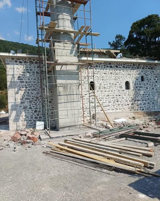Xhamia në Lusën të Kukësit, që populli i fshatit “me zor qenka duke e prit të hapen dyert”