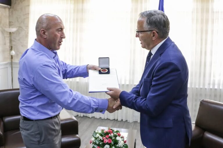 PDK–AAK protestojnë “koti” para Qeverisë, sepse janë shumë larg zemrës së qytetarit!