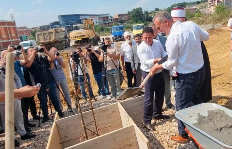 Problemi është kur politikanët si Fatmir Limaj dështojnë t’i japin ekonomi vendit dhe dështimin e tyre e fshehin pas palltos së Naim Tërnavës