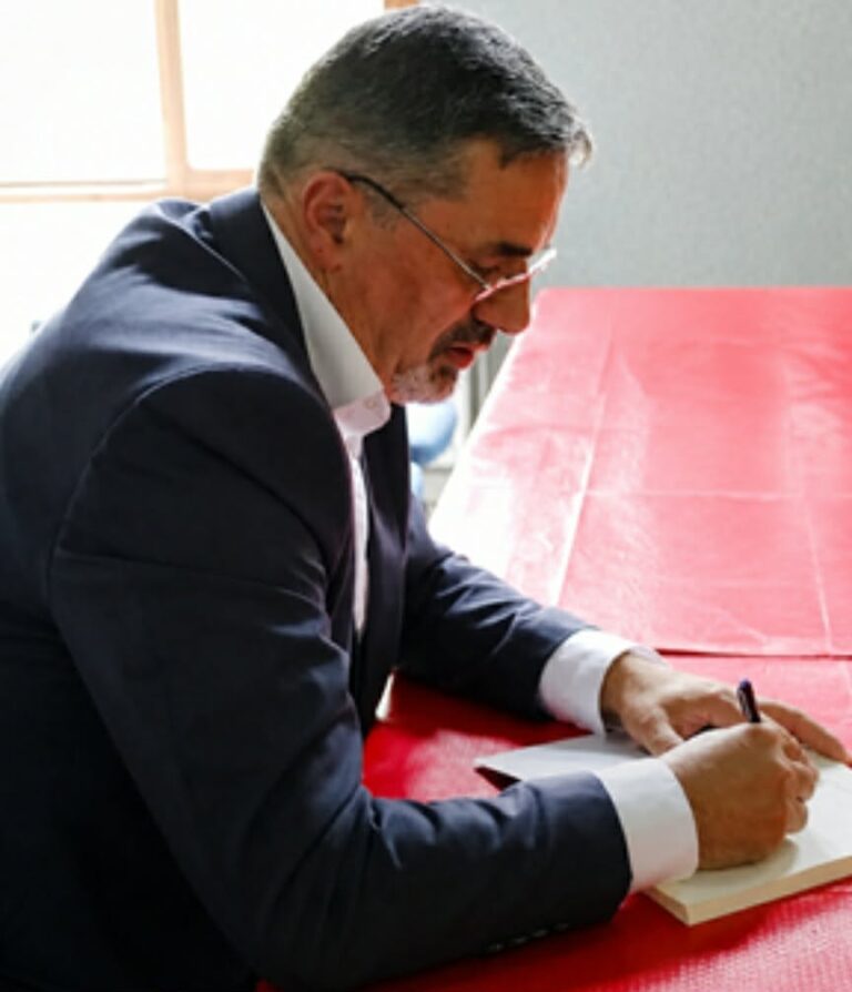 Mos na shisni filozofi, mishërojeni atë !