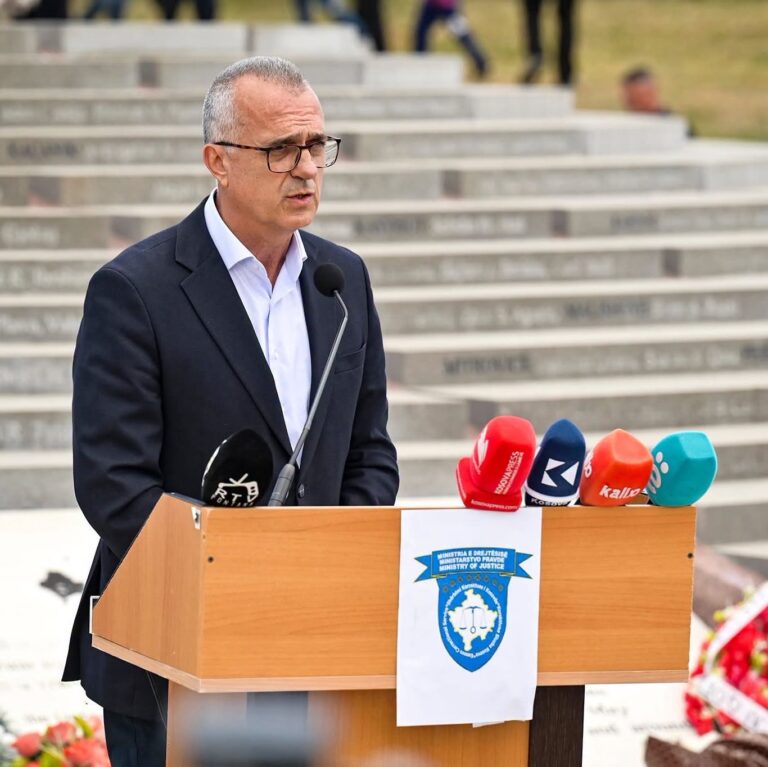 Kërkesat ultimative për largimin e dikujt nga Qeveria, apo etiketimi i njerëzve si “spiunë” apo “tradhtarë”, nuk i shërbejnë ndonjë qëllimi të mirë