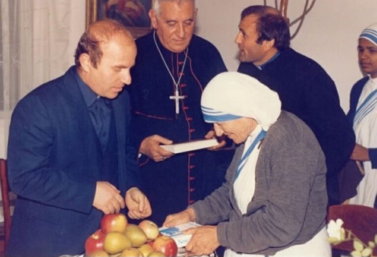 Shën Nënë Tereza, Drita që na mëson ta shohim Krishtin në Njeriun