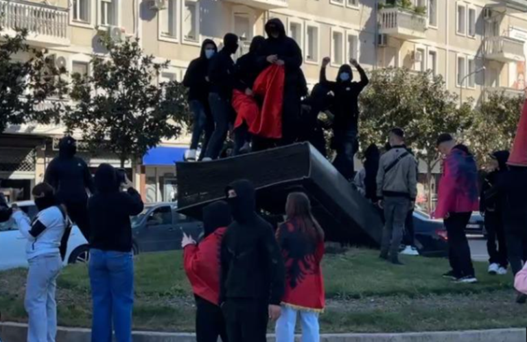 Po Fishta çka u ka bërë këtyre? Fishta nuk mposhtet nga vandalët!