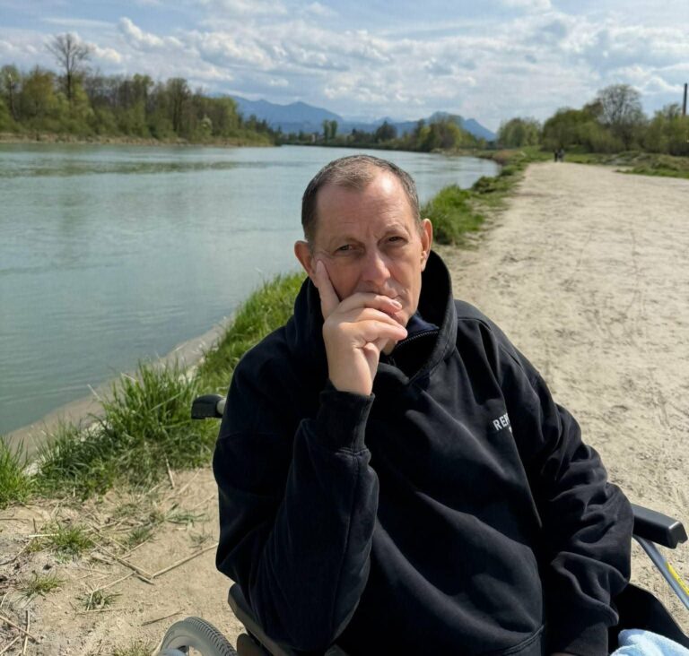 Gjeografia e tokave tona dhe synimet artistike…, rreth veprës “Eshtrat pezull” të poetit Mustafë Krasniqi