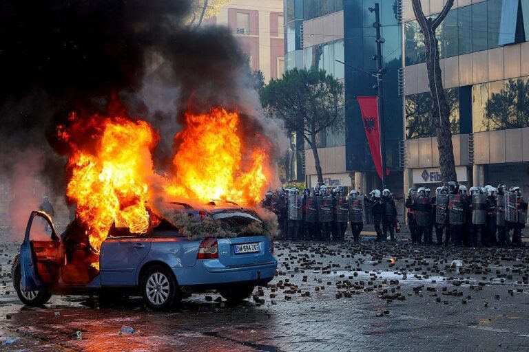 Shqipëria në protestë: pushteti nuk është i përjetshëm, e ardhmja i përket dijes dhe rinisë!
